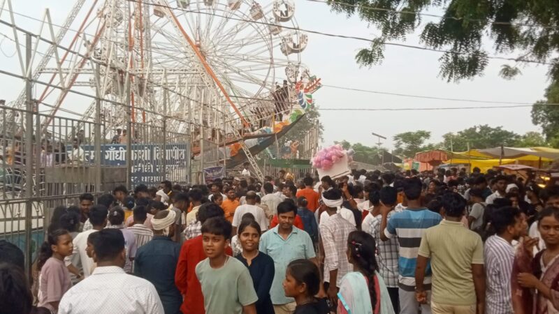 कजरहवा मेले में उमड़ी महिलाओं की भीड़