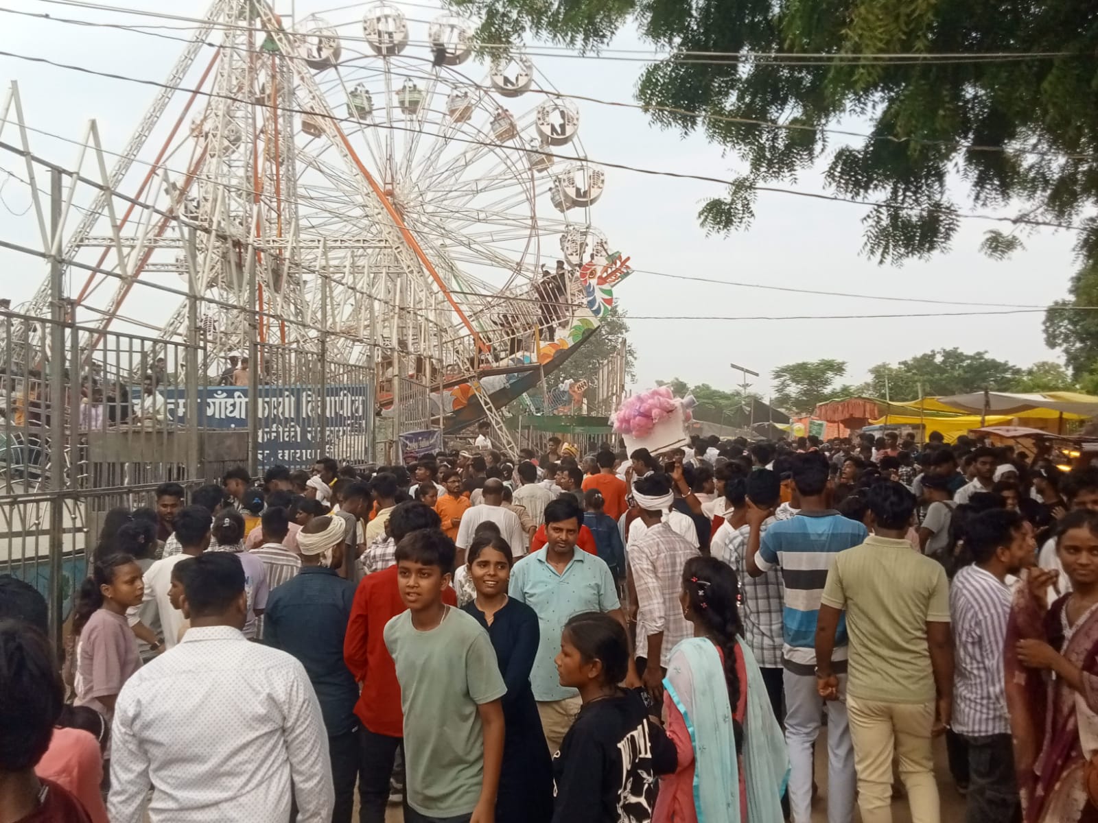 कजरहवा मेले में उमड़ी महिलाओं की भीड़