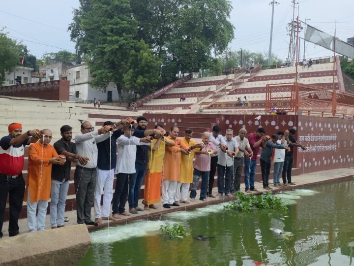 लोक चेतना ने 51 लीटर दूध से किया वरुणा नदी का दुग्धाभिषेक
