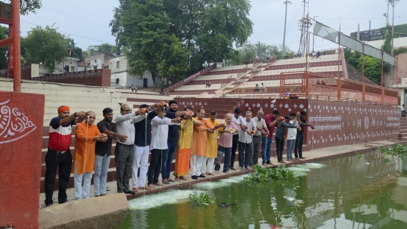 लोक चेतना ने 51 लीटर दूध से किया वरुणा नदी का दुग्धाभिषेक