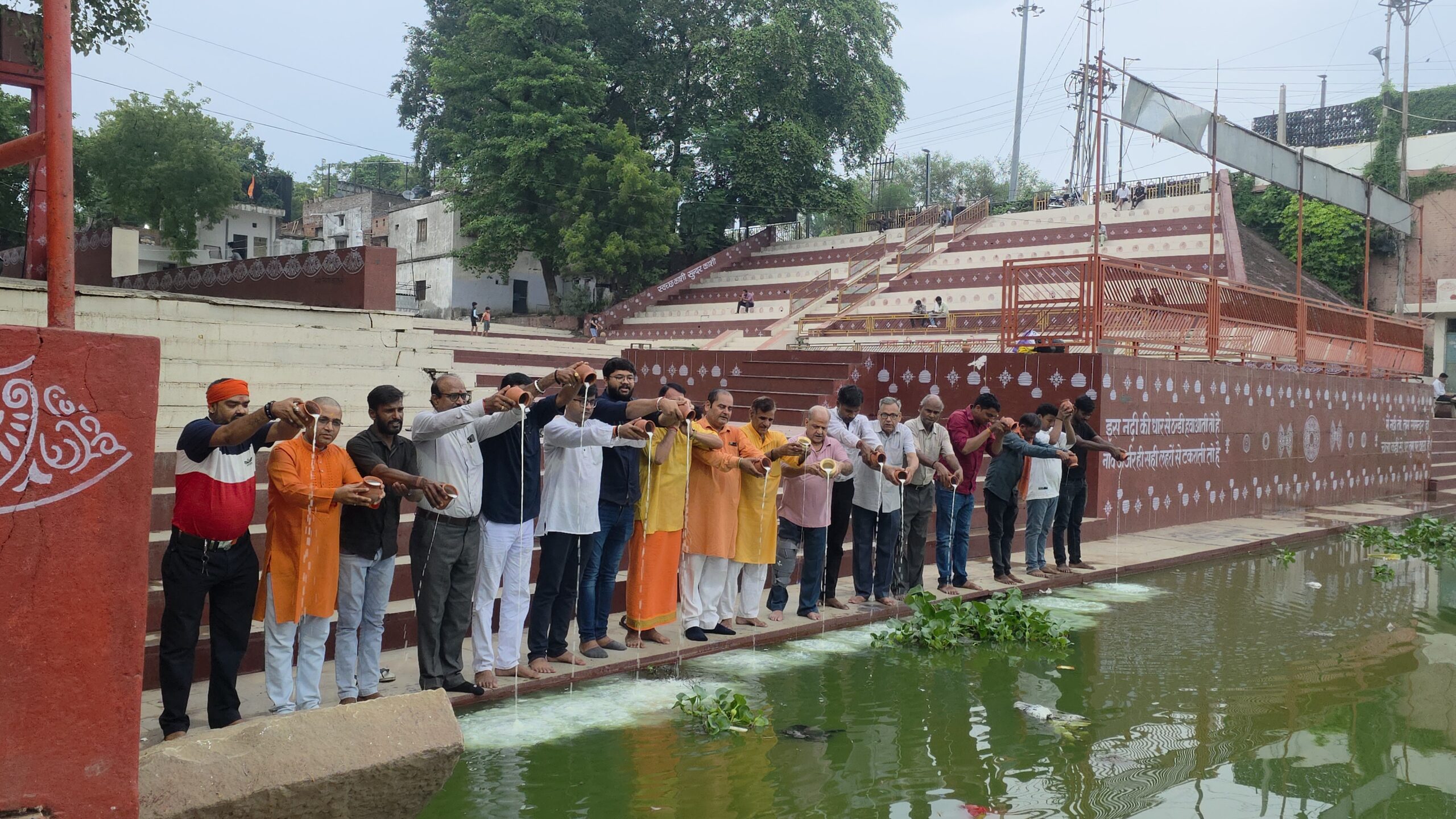 लोक चेतना ने 51 लीटर दूध से किया वरुणा नदी का दुग्धाभिषेक