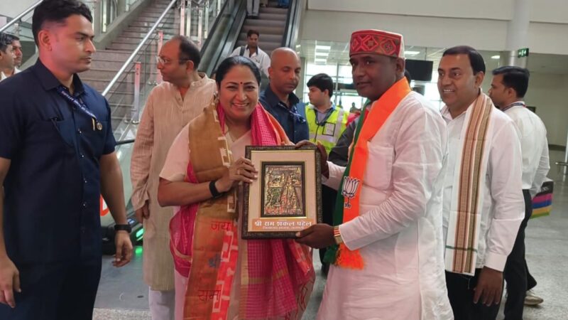 दिल्ली की मुख्यमंत्री रेखा गुप्ता का बाबतपुर एयरपोर्ट पर भाजपाइयो ने किया भव्य स्वागत