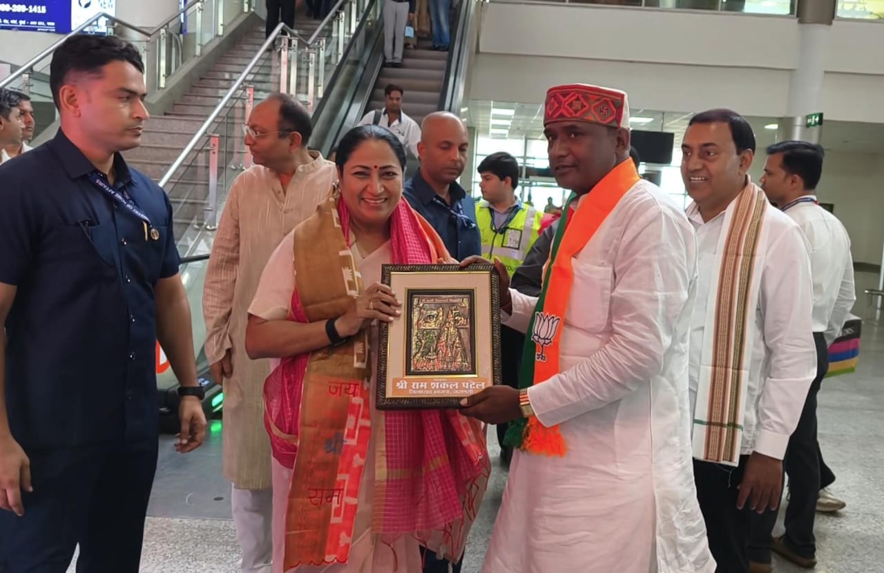 दिल्ली की मुख्यमंत्री रेखा गुप्ता का बाबतपुर एयरपोर्ट पर भाजपाइयो ने किया भव्य स्वागत