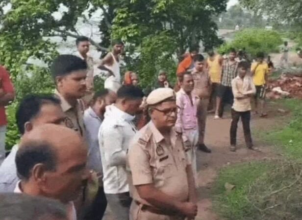 महोबा : हनुमान मंदिर के पुजारी का सीढ़ियों पर मिला खून से लथपथ शव