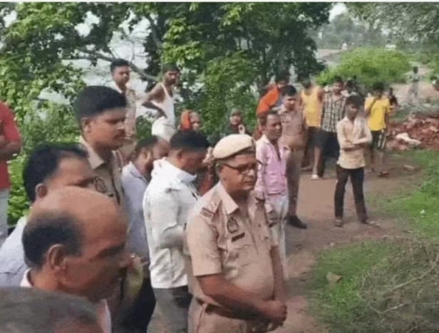 महोबा : हनुमान मंदिर के पुजारी का सीढ़ियों पर मिला खून से लथपथ शव