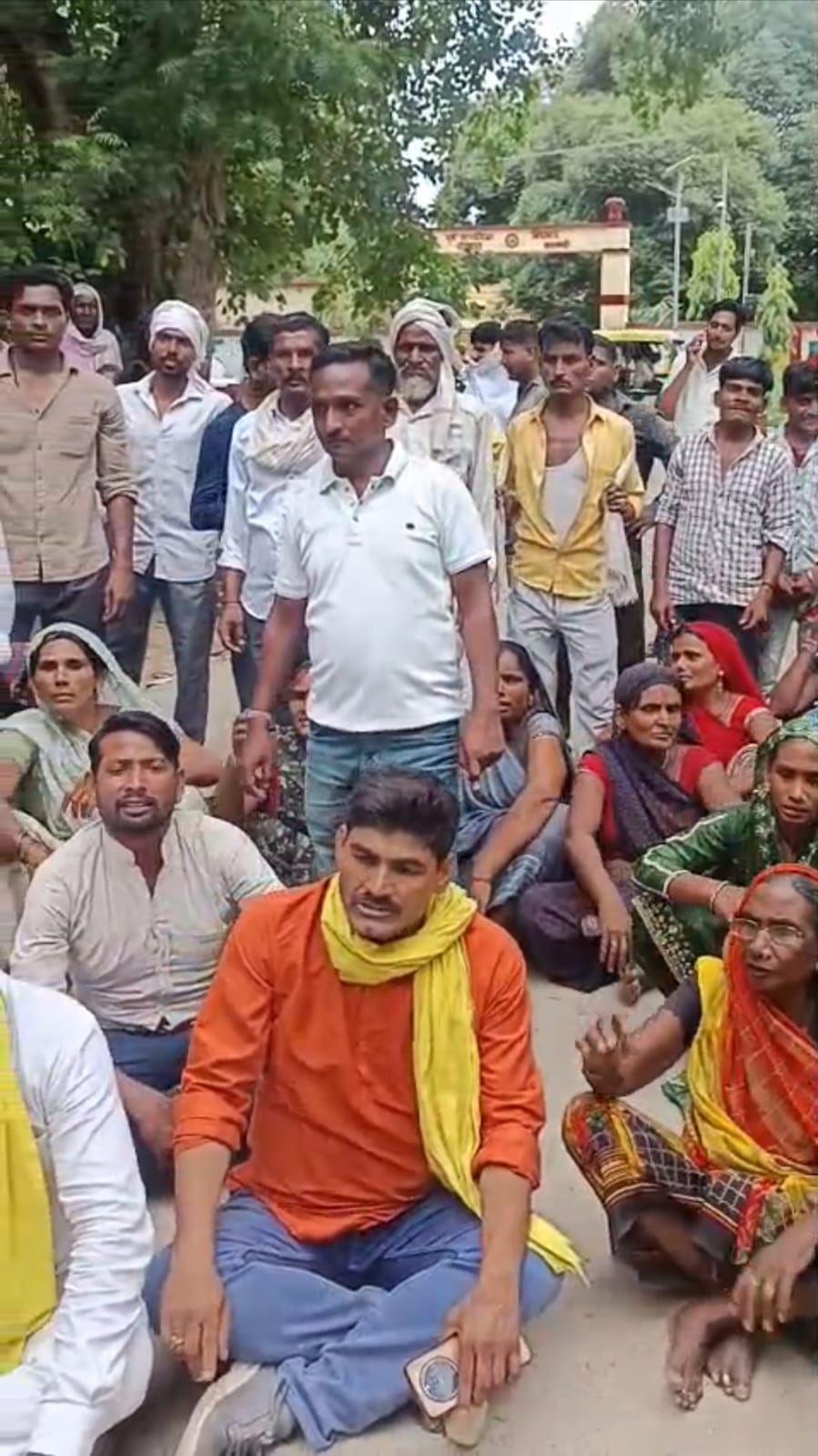 चोलापुर में पशु तस्करों की गिरफ्तारी के बाद थाने पर हंगामा, भारी पुलिस बल तैनात