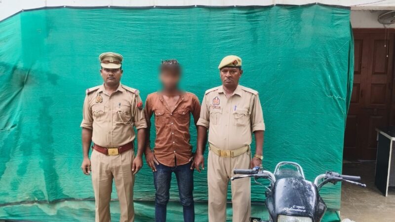 बड़ागांव : चोरी हुए मोटर और टूल्लू पंप के साथ चोर गिरफ्तार