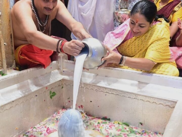 जन्मदिन पर दिल्ली की मुख्यमंत्री ने बाबा विश्वनाथ और कालभैरव का किया दर्शन-पूजन