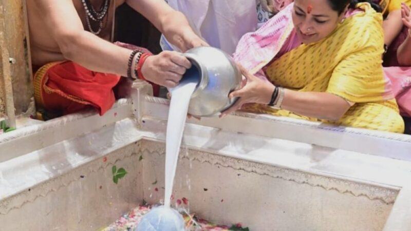 जन्मदिन पर दिल्ली की मुख्यमंत्री ने बाबा विश्वनाथ और कालभैरव का किया दर्शन-पूजन