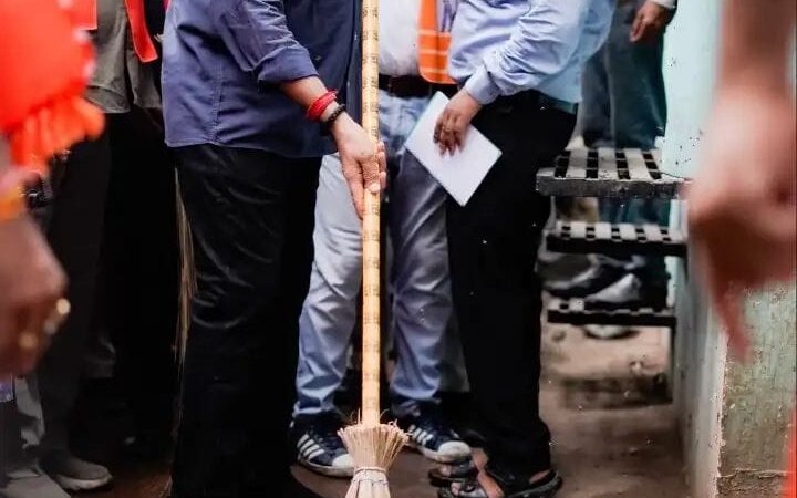 76 दिवसीय वार्ड प्रवास अभियान का मंत्री ए के शर्मा ने झाड़ू लगाकर किया शुभारंभ