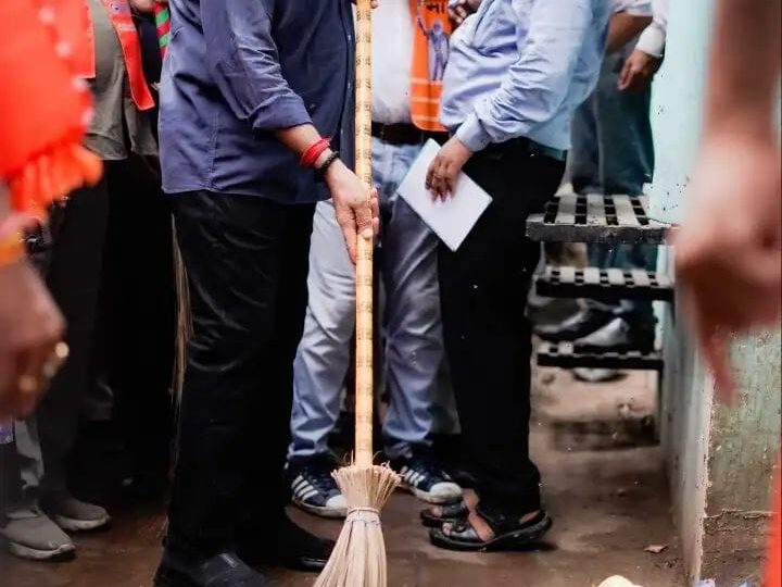 76 दिवसीय वार्ड प्रवास अभियान का मंत्री ए के शर्मा ने झाड़ू लगाकर किया शुभारंभ