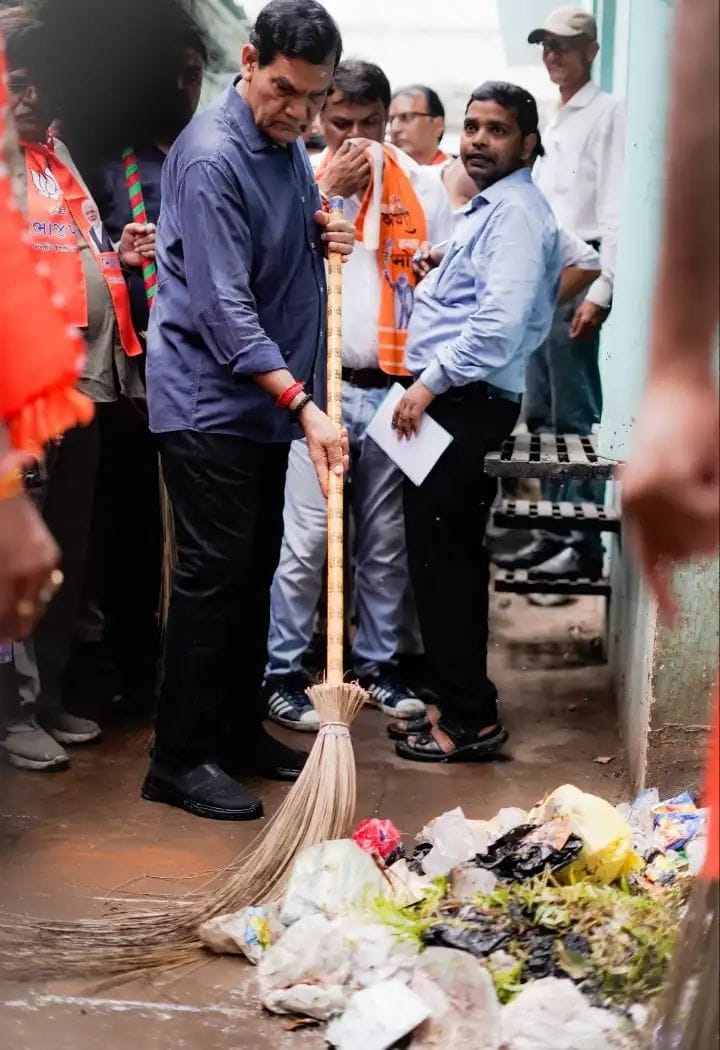 76 दिवसीय वार्ड प्रवास अभियान का मंत्री ए के शर्मा ने झाड़ू लगाकर किया शुभारंभ