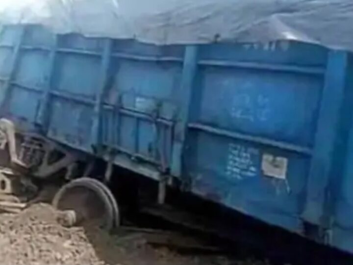 गाजियाबाद में मालगाड़ी बेपटरी, 16 ट्रेनें रद्द