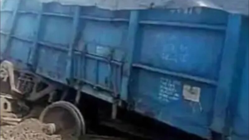 गाजियाबाद में मालगाड़ी बेपटरी, 16 ट्रेनें रद्द