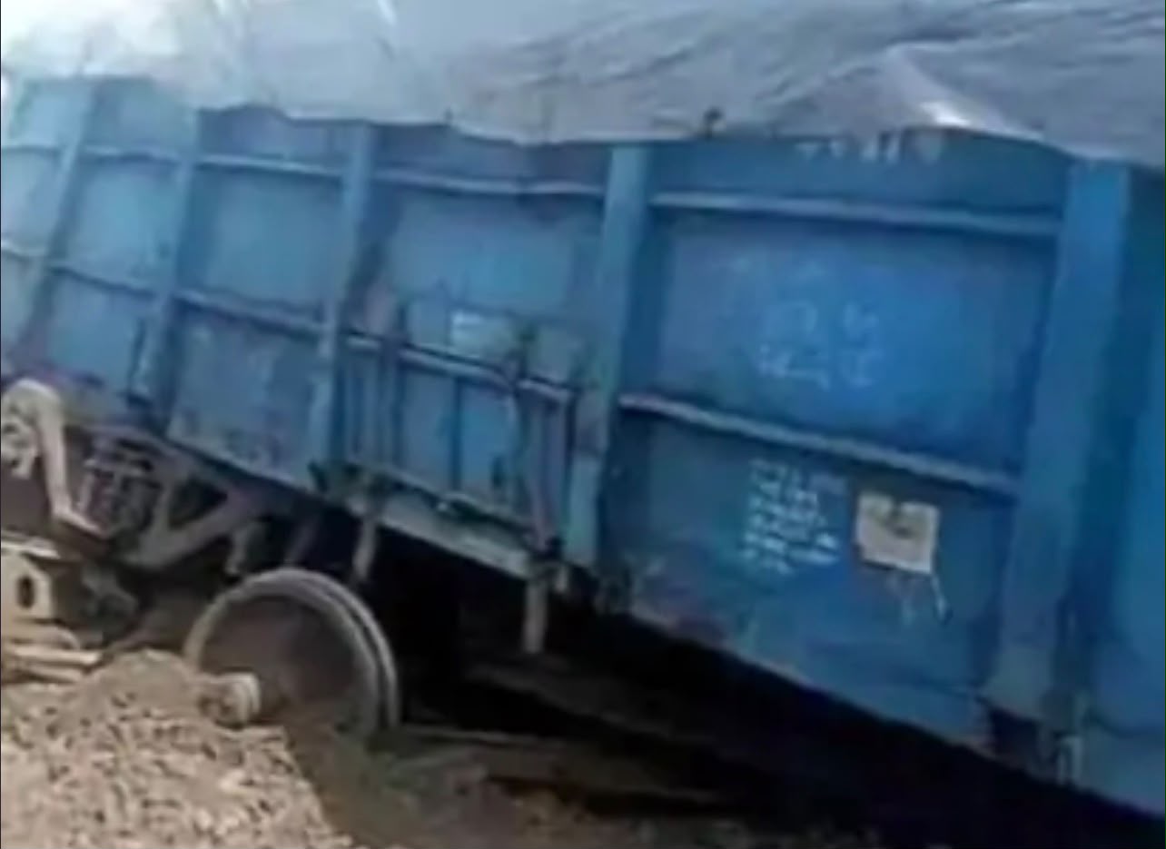 गाजियाबाद में मालगाड़ी बेपटरी, 16 ट्रेनें रद्द