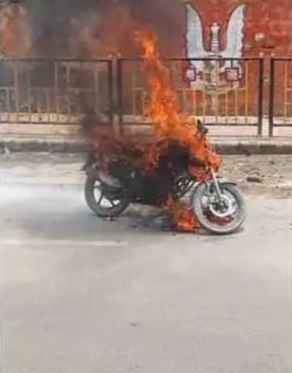 चलती बाइक में लगी आग