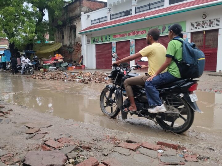 चौबेपुर से एयरपोर्ट मार्ग पर अवरोध से लोगों की बढ़ी परेशानी