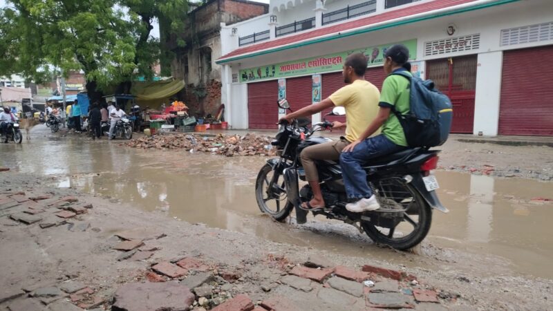 चौबेपुर से एयरपोर्ट मार्ग पर अवरोध से लोगों की बढ़ी परेशानी