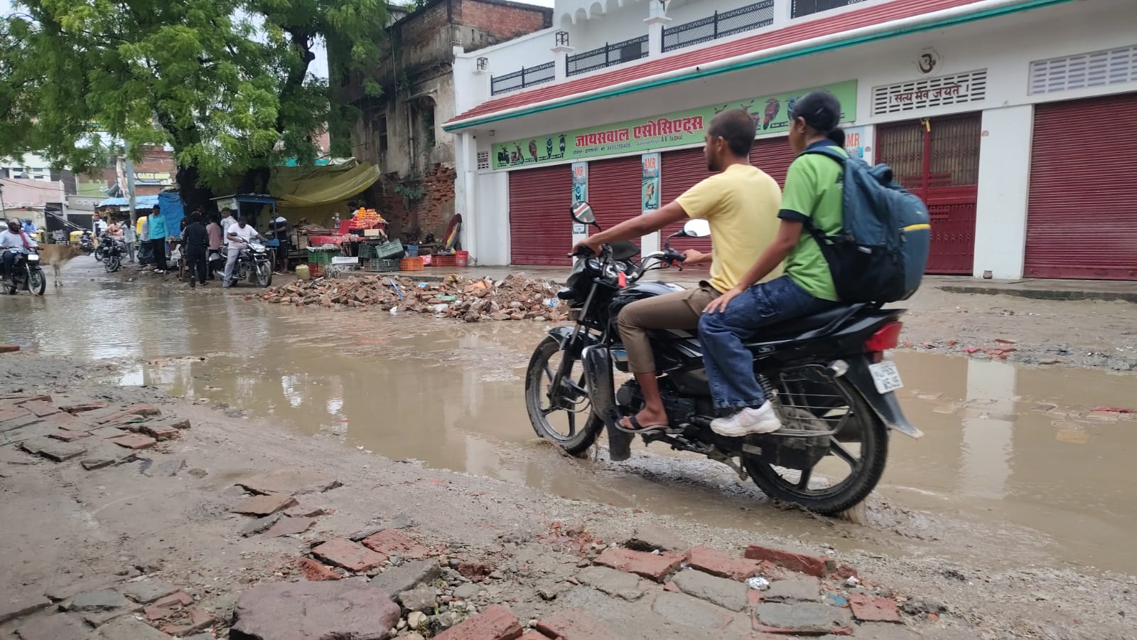 चौबेपुर से एयरपोर्ट मार्ग पर अवरोध से लोगों की बढ़ी परेशानी