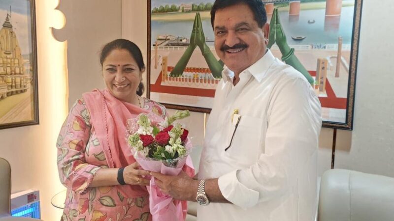 बावतपुर एयरपोर्ट पर दिल्ली की मुख्यमंत्री रेखा गुप्ता का पिंडरा विधायक डॉ. अवधेश सिंह ने किया स्वागत