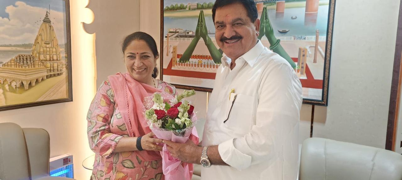 बावतपुर एयरपोर्ट पर दिल्ली की मुख्यमंत्री रेखा गुप्ता का पिंडरा विधायक डॉ. अवधेश सिंह ने किया स्वागत