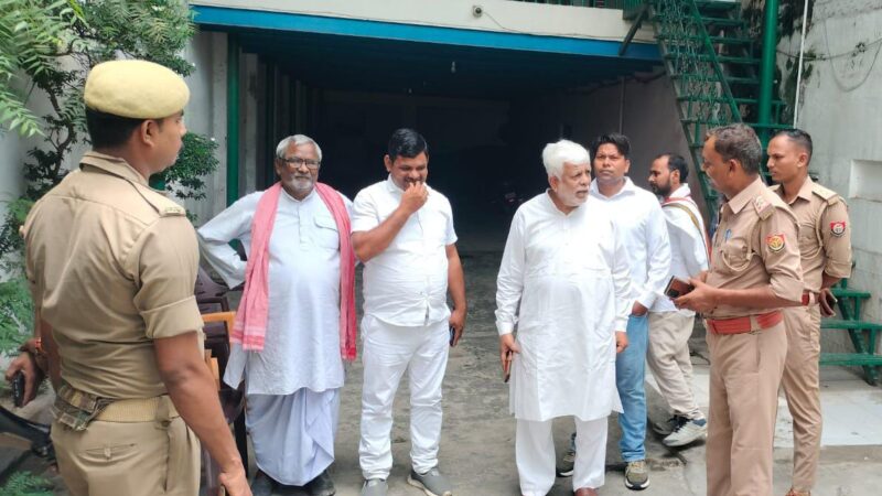 नीट पेपर लीक के विरोध को लेकर राजातालाब में सपा-कांग्रेस नेताओं को किया हाउस अरेस्ट