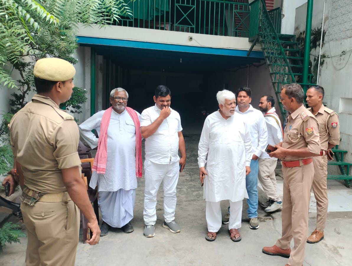 नीट पेपर लीक के विरोध को लेकर राजातालाब में सपा-कांग्रेस नेताओं को किया हाउस अरेस्ट