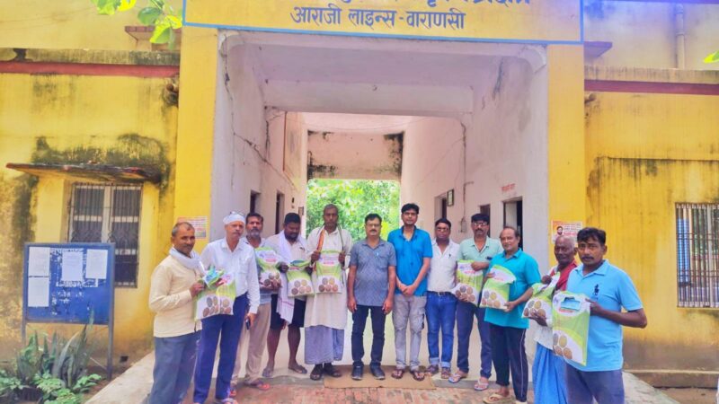पशुपालक गोष्ठी में हरा चारा और बीज का निःशुल्क वितरण