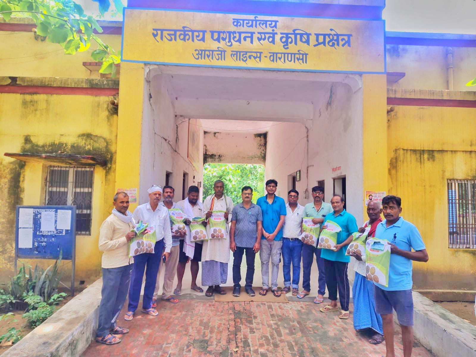 पशुपालक गोष्ठी में हरा चारा और बीज का निःशुल्क वितरण