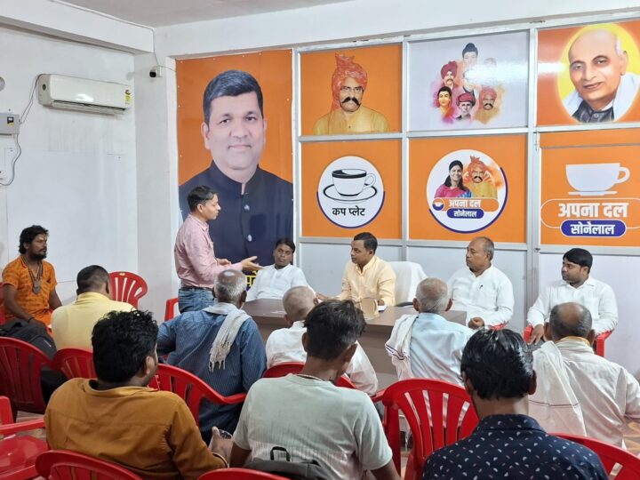 जनता दर्शन में रोहनिया विधायक ने सुनीं जनसमस्याएं