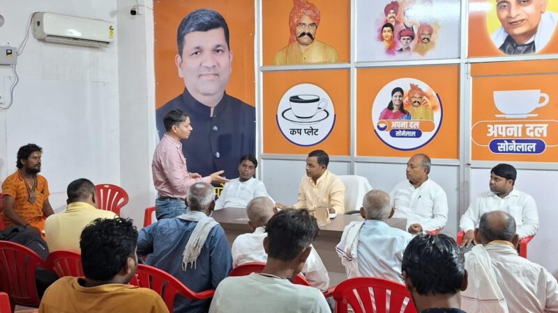 जनता दर्शन में रोहनिया विधायक ने सुनीं जनसमस्याएं