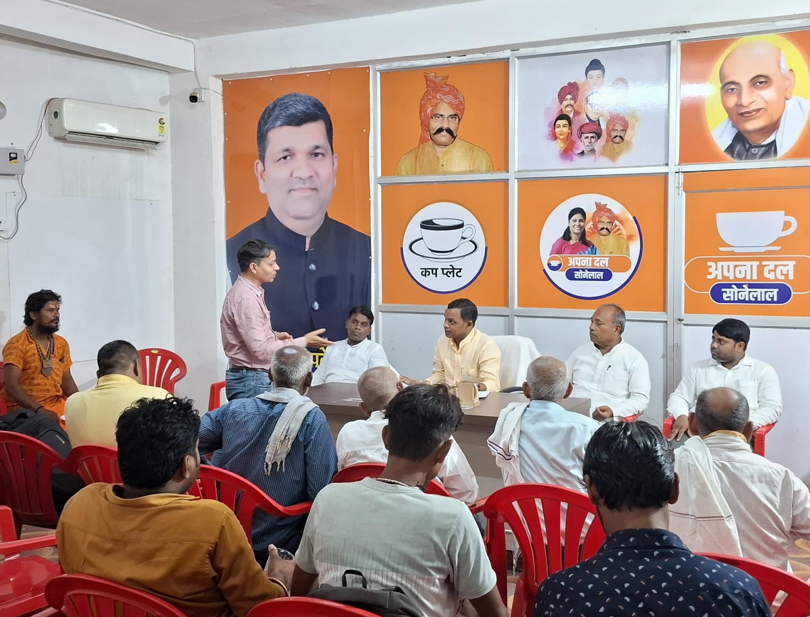 जनता दर्शन में रोहनिया विधायक ने सुनीं जनसमस्याएं