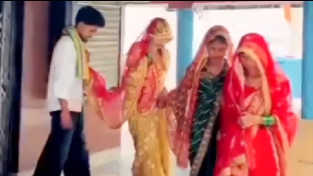 अमरोहा में एक युवक से तीन सगी बहनों की शादी का वीडियो वायरल, पुलिस ने शुरू की जांच