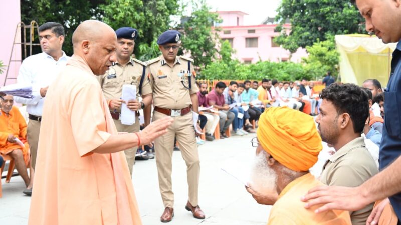 जनता दर्शन में सीएम योगी ने सुनीं 200 फरियादें, बोले- गंभीर बीमारियों के इलाज का खर्च उठाएगी सरकार