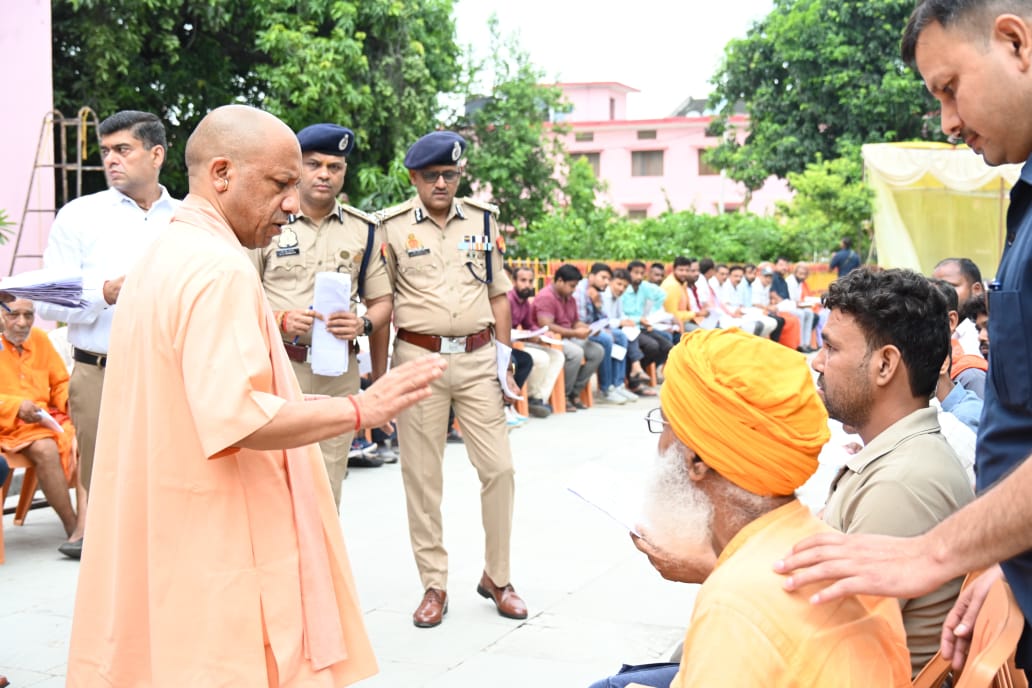 जनता दर्शन में सीएम योगी ने सुनीं 200 फरियादें, बोले- गंभीर बीमारियों के इलाज का खर्च उठाएगी सरकार