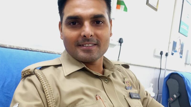 कैंसर पीड़ित की मदद को आगे आए मुख्य आरक्षी नीरज पाण्डेय