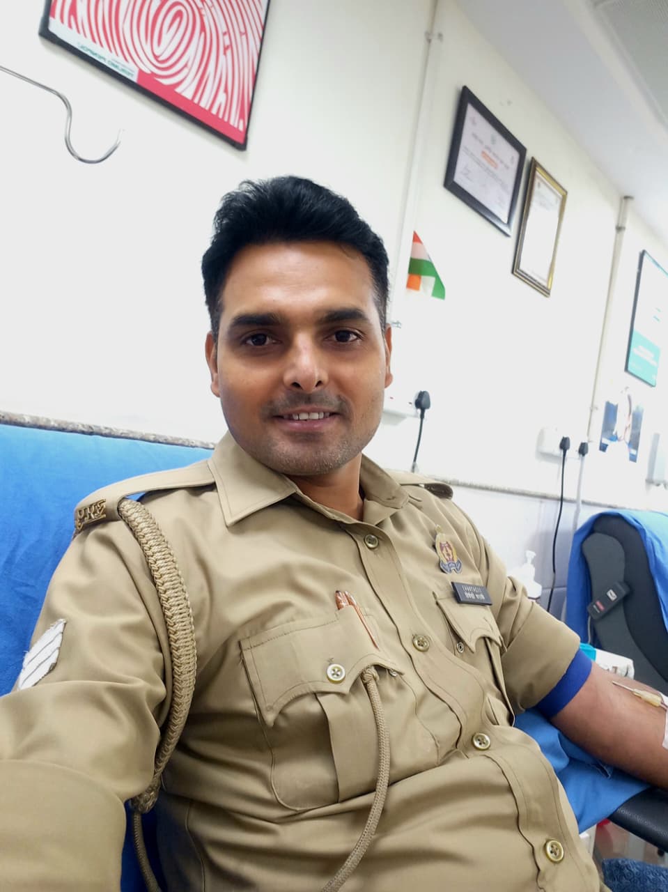 कैंसर पीड़ित की मदद को आगे आए मुख्य आरक्षी नीरज पाण्डेय