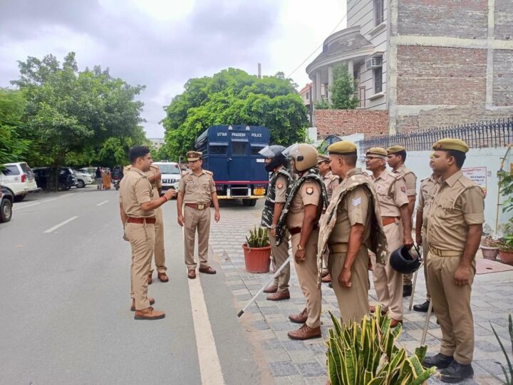 भेलूपुर सर्कल में सुरक्षा व्यवस्था का एसीपी ने लिया जायजा
