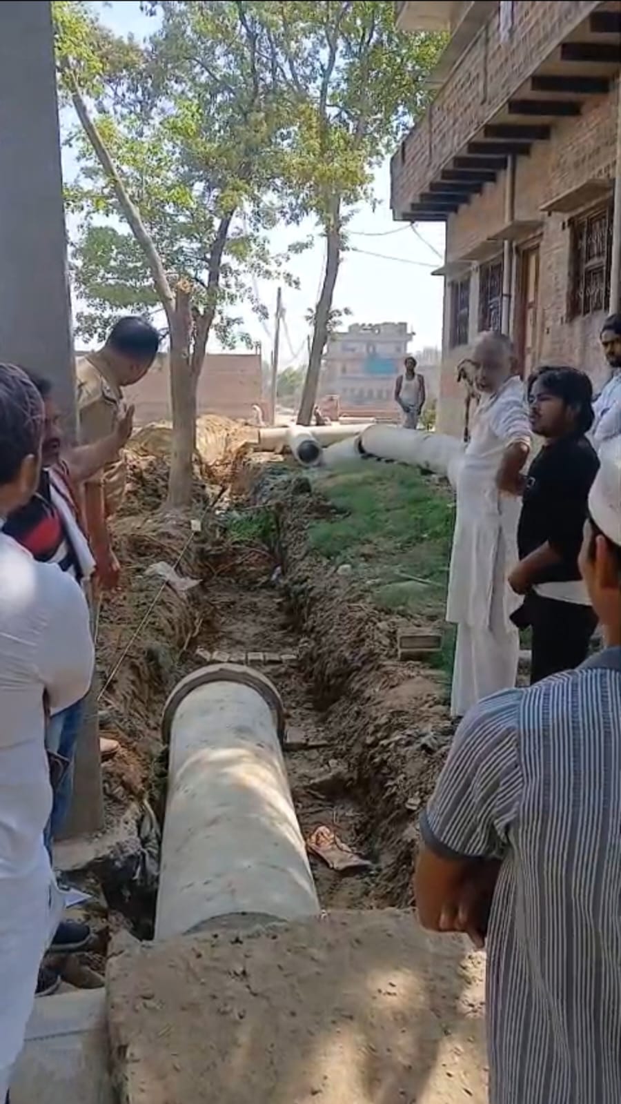 लोहता : सीमांकन के विपरीत चकरोड निर्माण का आरोप