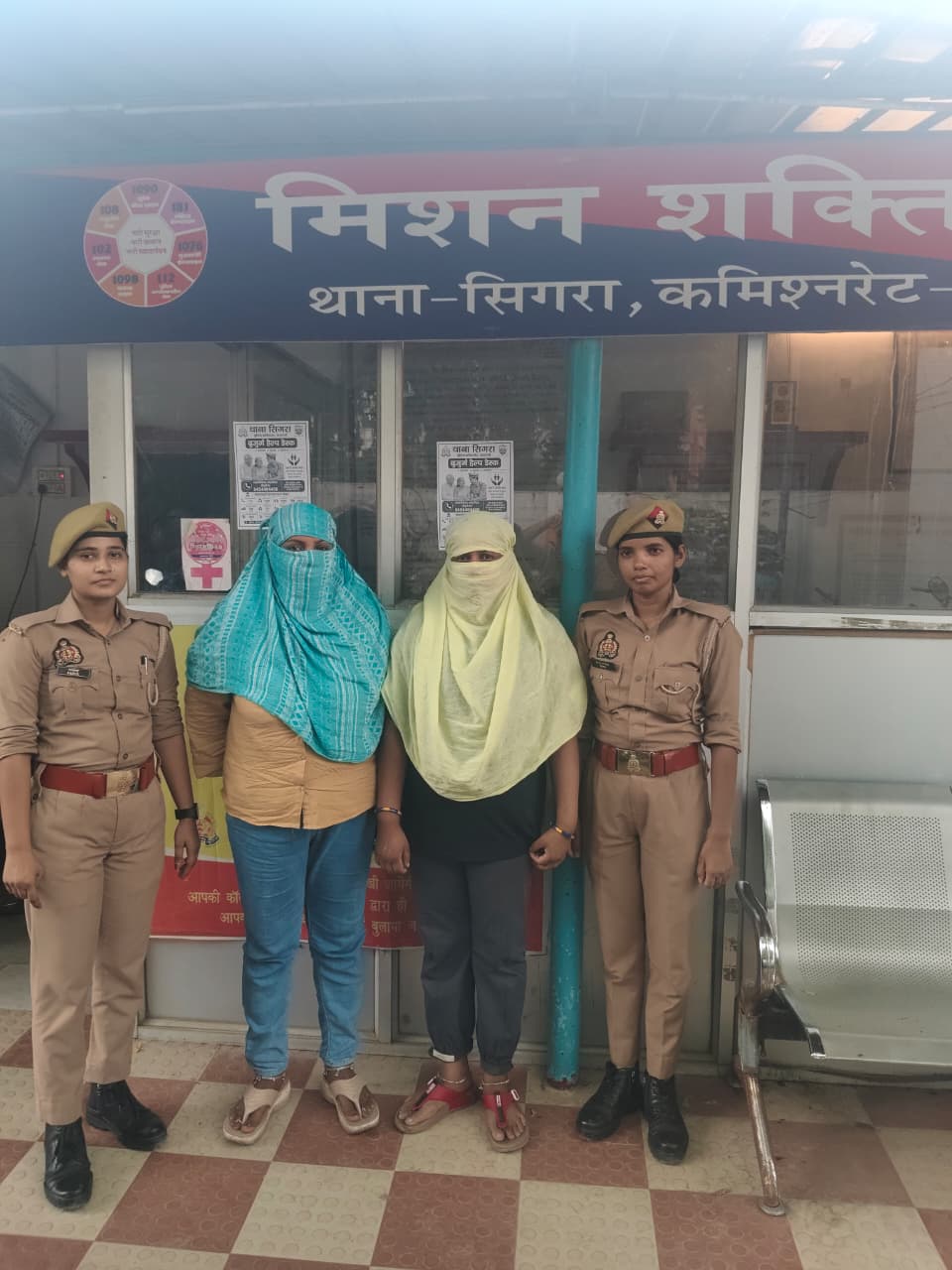 सार्वजनिक स्थल पर राहगीरों को परेशान करने के आरोप में दो महिलाएं गिरफ्तार