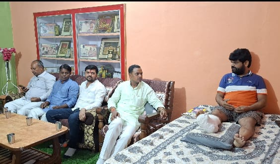 सड़क दुर्घटना में घायल एबीवीपी के पूर्व प्रांत प्रमुख विनय पाण्डेय से मिले रोहनिया विधायक