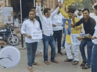 धर्मेंद्र प्रधान के इस्तीफे के बाद वाराणसी में छात्रों का जश्न
