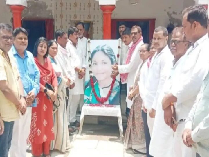 सपा कार्यालय में पूर्व सांसद फूलन देवी की पुण्यतिथि पर श्रद्धांजलि