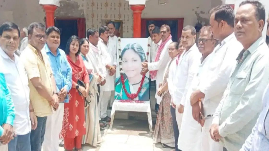सपा कार्यालय में पूर्व सांसद फूलन देवी की पुण्यतिथि पर श्रद्धांजलि