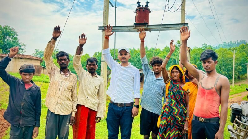 चार-पांच माह से अंधेरे में ग्रामीण, ट्रांसफार्मर बदलने की मांग को लेकर प्रदर्शन