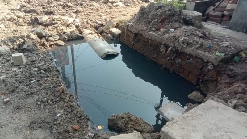 मोहनसराय-अदलपुरा मार्ग पर सीवर का पानी