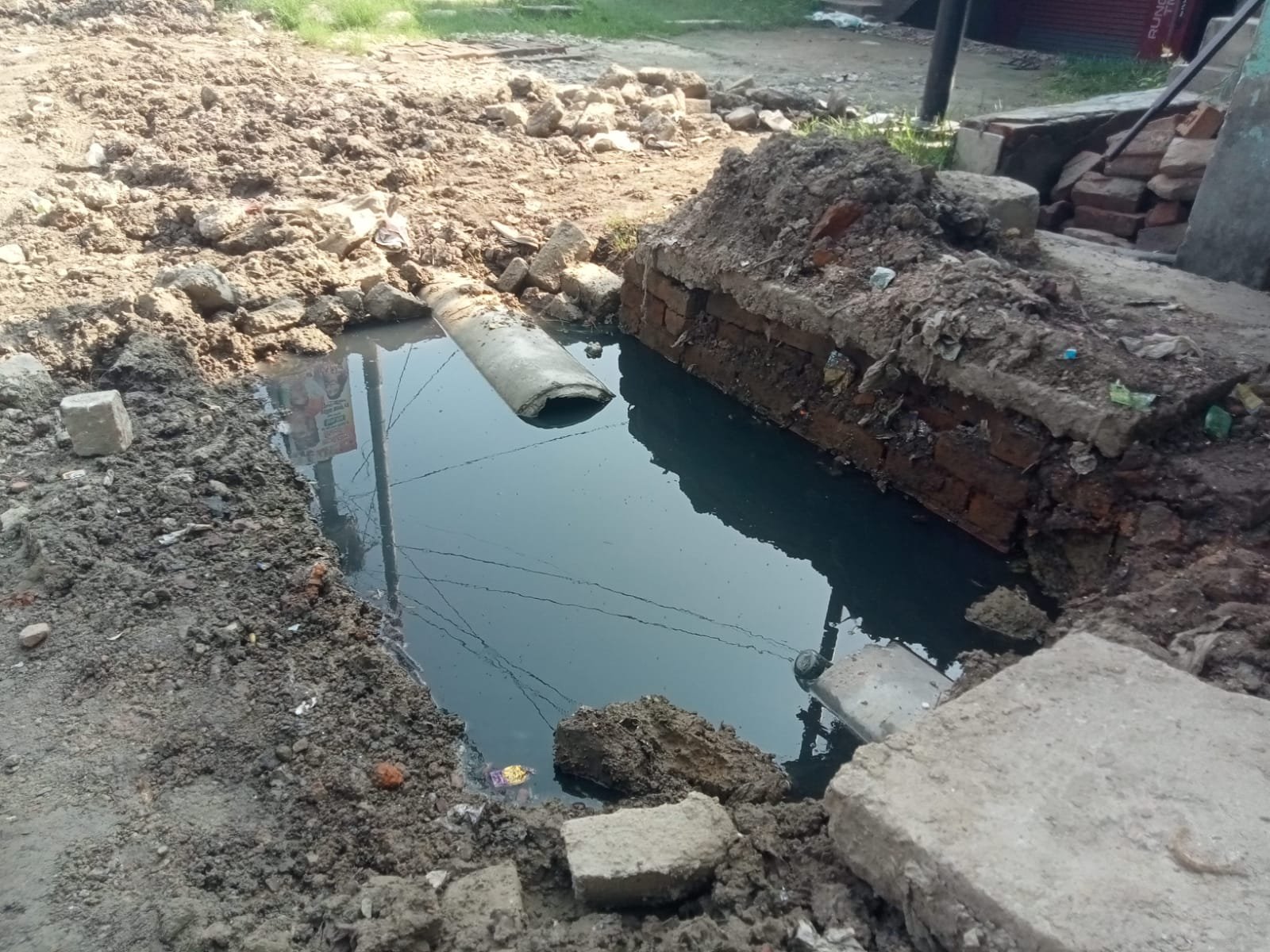 मोहनसराय-अदलपुरा मार्ग पर सीवर का पानी