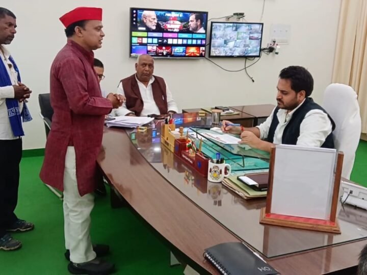 खाद संकट पर सपा का प्रदर्शन, डीएम को ज्ञापन सौंपकर कालाबाजारी रोकने की मांग