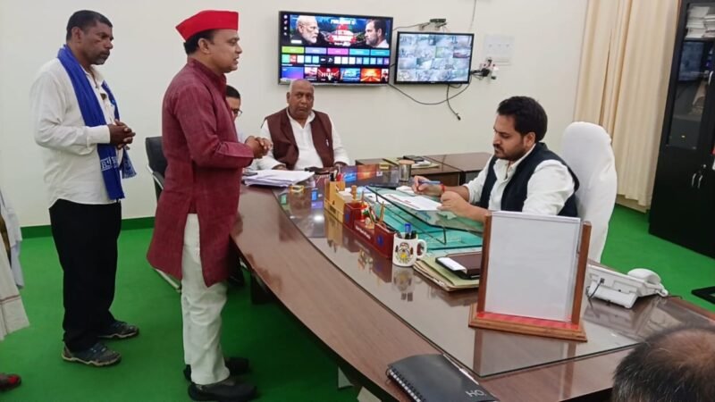खाद संकट पर सपा का प्रदर्शन, डीएम को ज्ञापन सौंपकर कालाबाजारी रोकने की मांग