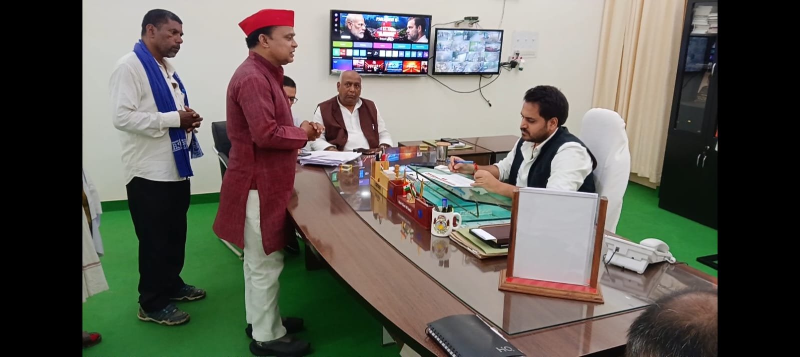 खाद संकट पर सपा का प्रदर्शन, डीएम को ज्ञापन सौंपकर कालाबाजारी रोकने की मांग